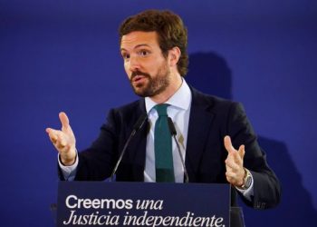 Mena: “El senyor Casado no en tenia prou amb inventar-se màsters, i ara també s’inventa llengües”