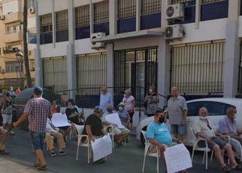 El Círculo Social de Pensionistas de las 500 Viviendas y El Tagarete Almería protestan por el cierre del bar social