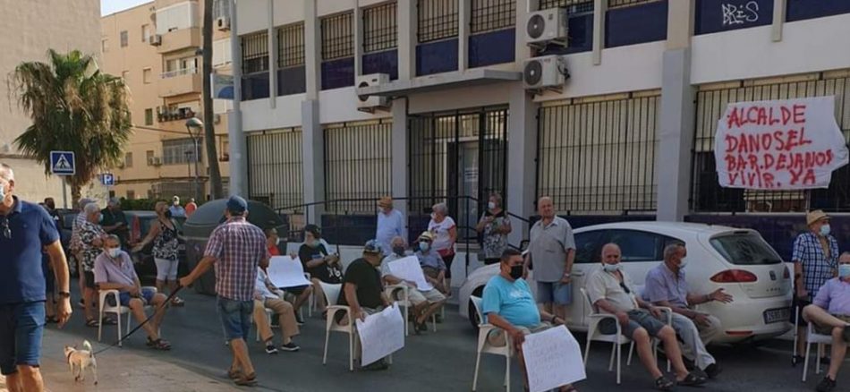 El Círculo Social de Pensionistas de las 500 Viviendas y El Tagarete Almería protestan por el cierre del bar social