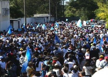 Guatemaltecos se movilizan en rechazo al presidente Giammattei