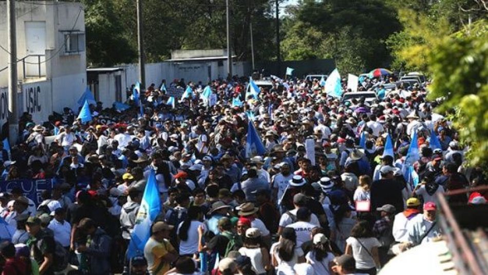 Guatemaltecos se movilizan en rechazo al presidente Giammattei