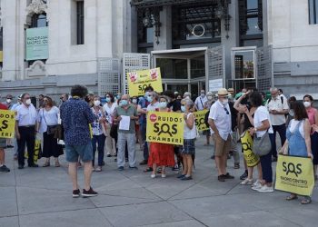 Diez asociaciones vecinales de la almendra central piden a Almeida el cierre inmediato de las terrazas que incumplen la normativa