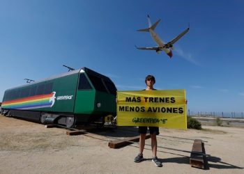 Greenpeace lleva un tren al Aeropuerto de Barcelona-El Prat para exigir ‘Más Trenes y Menos Aviones’