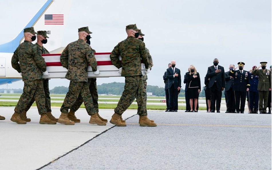 Biden recibe restos 13 de soldados muertos en atentado a aeropuerto de Kabul