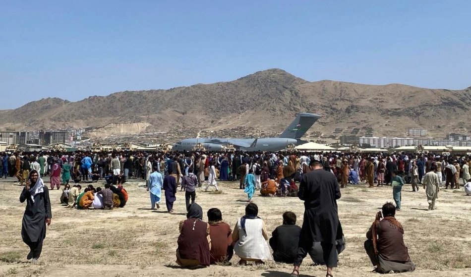 Talibanes anuncian amnistía e instan a las mujeres a unirse al gobierno