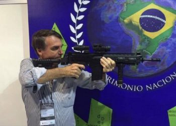 Bolsonaro responde a las críticas a la inflación recomendando comprar armas