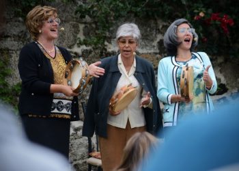 Chévere estrena la comedia As Fillas Bravas: tres abuelas del mundo rural y canciones populares feministas