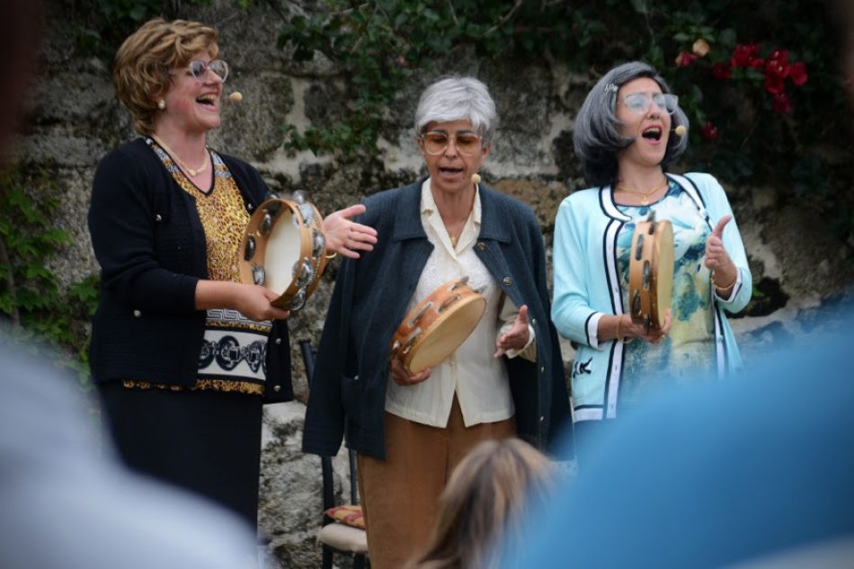 Chévere estrena la comedia As Fillas Bravas: tres abuelas del mundo rural y canciones populares feministas