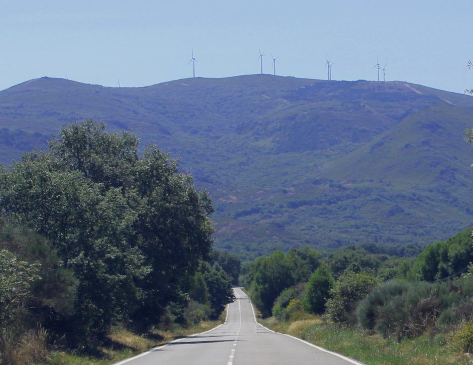 Máis de 70 aeroxeradores e 4 polígonos fecharán o horizonte entre o Larouco e o Xurés