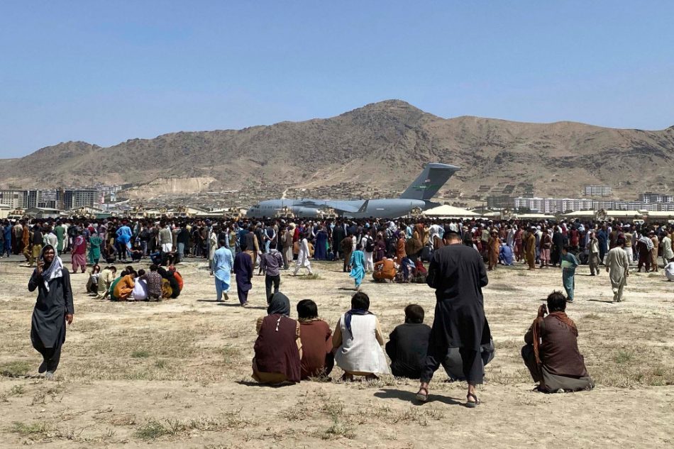 Miles de afganos siguen esperando ser evacuados de Kabul