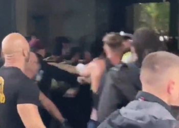 Manifestantes antivacunas asaltan oficina de BBC en Londres