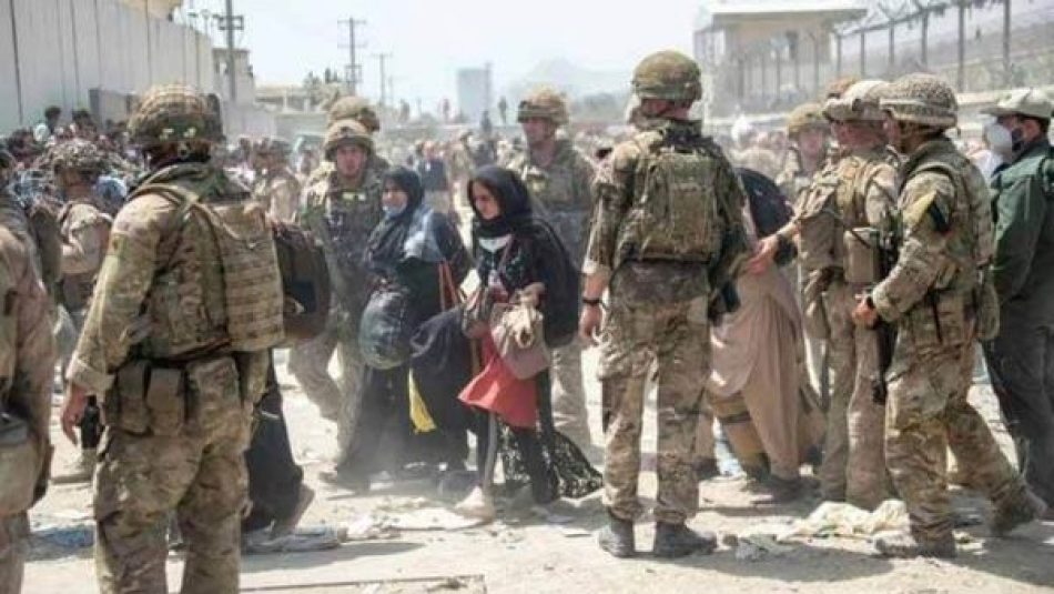 Caos en el aeropuerto de Kabul deja al menos 7 afganos muertos