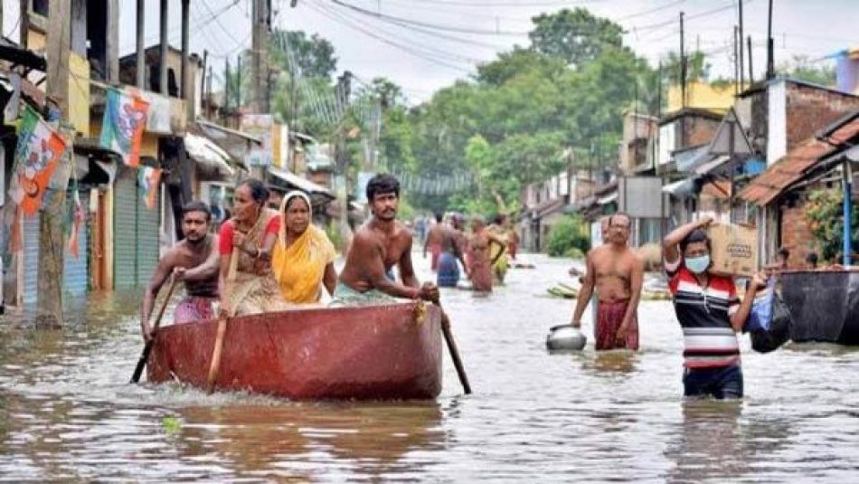Inundaciones en India dejan al menos 400 mil desplazados