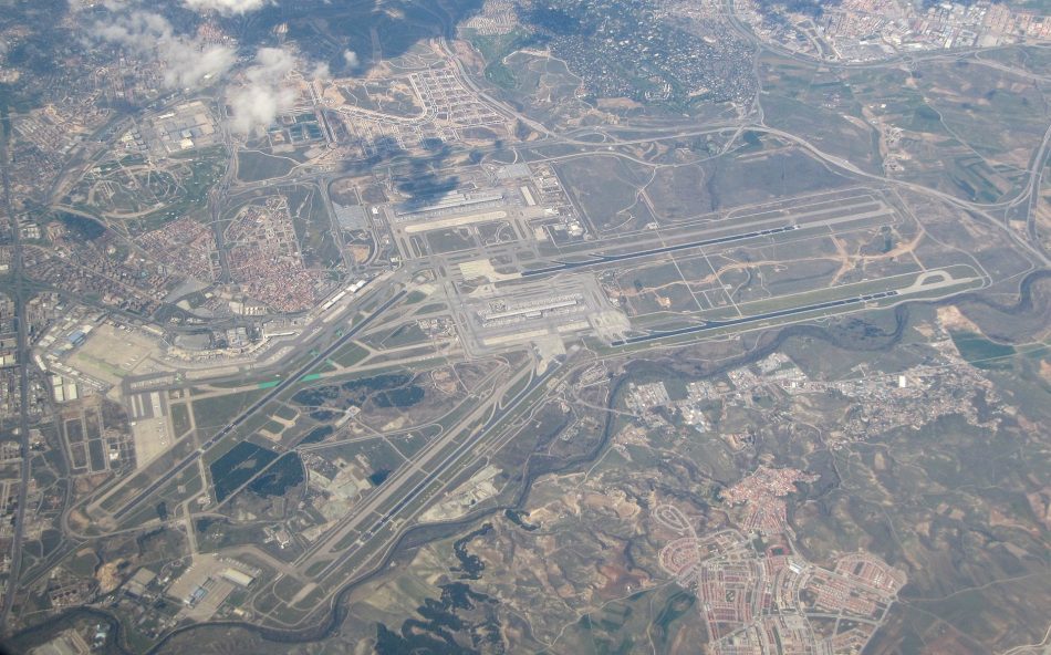 Numerosas organizaciones convocan una movilización contra la ampliación del aeropuerto de Barajas