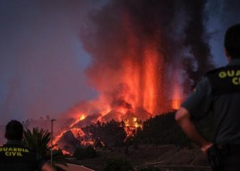 La lava arrastra en La Palma bloques del tamaño de casas de tres pisos