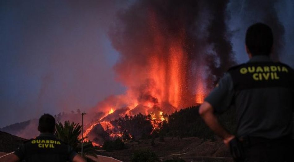La lava arrastra en La Palma bloques del tamaño de casas de tres pisos