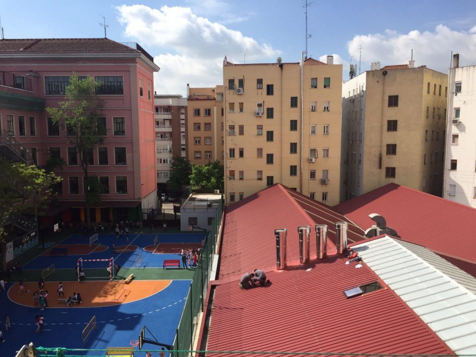 La FRAVM denuncia la apertura de las cocinas fantasma que emiten sus emisiones al colegio Miguel de Unamuno de Arganzuela