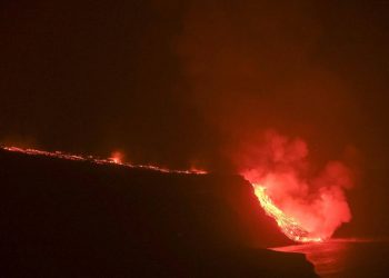 La lava llega al mar en una zona de acantilados en la costa de Tazacorte