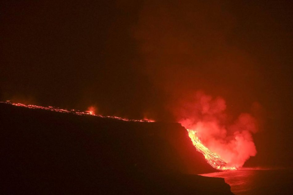 La lava llega al mar en una zona de acantilados en la costa de Tazacorte