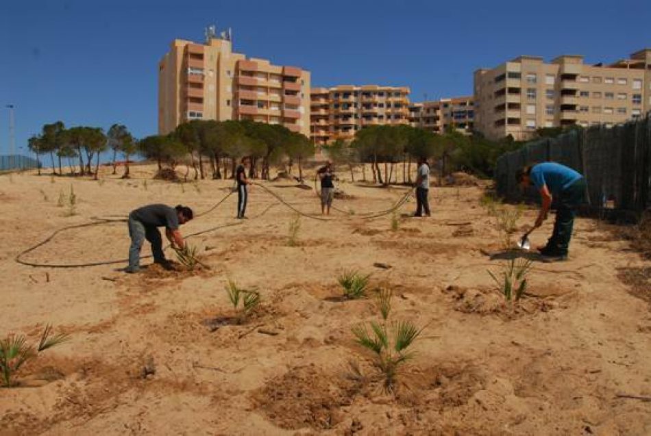 Asociaciones vecinales de La Manga y otros colectivos en defensa del Mar Menor, contra la implantación de un edificio multiusos en el Monte Blanco