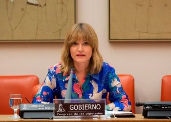 «La ministra de Educación deberá afrontar en este curso, que se ha iniciado con más aulas cerradas de las debidas, retos fundamentales para el sistema educativo»