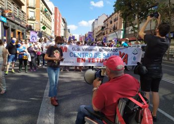 Un millar de vecinos y vecinas de Tetuán recorren las calles para reclamar la reapertura del Centro de Salud de Villaamil