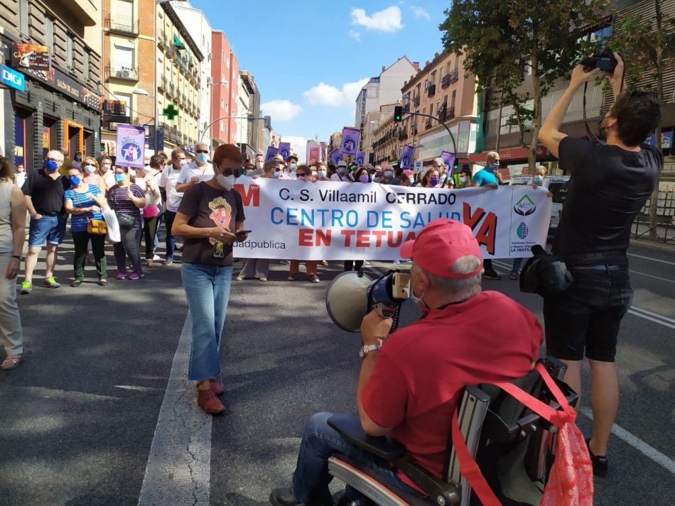 Un millar de vecinos y vecinas de Tetuán recorren las calles para reclamar la reapertura del Centro de Salud de Villaamil