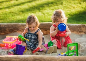 la Asociación Mundial de Educadores Infantiles (AMEI-WAECE) cree que los niños de 2 años no tendrían que ir al cole sino a la Escuela Infantil