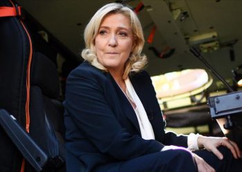 Ultraderechista Le Pen promete quitar energía renovable de Francia