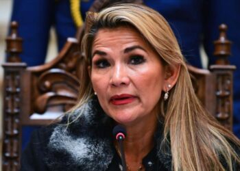 Justicia ordena mantener congeladas las cuentas bancarias de Áñez
