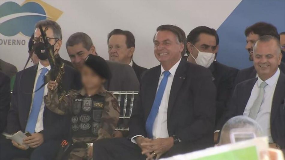 Condenan a Bolsonaro por usar a un niño en su política armamentista