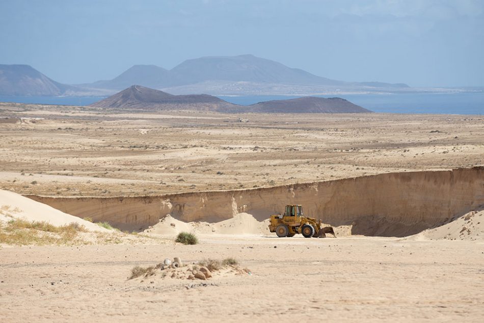 El Gobierno de Canarias reconoce que se han extraído áridos de manera ilegal en el Jable de Famara