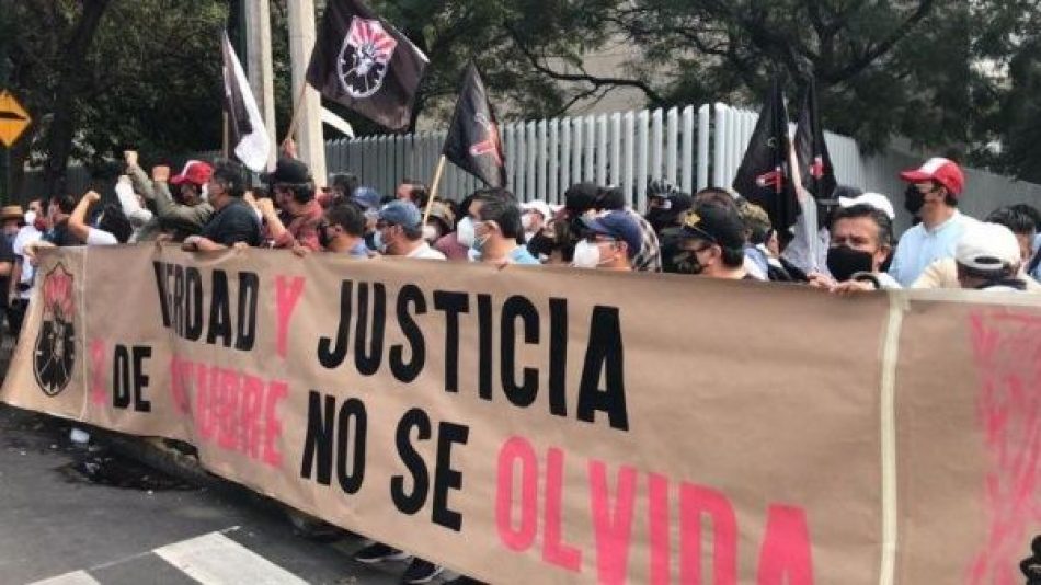 Marchan en México para conmemorar los 53 años de la matanza de Tlatelolco