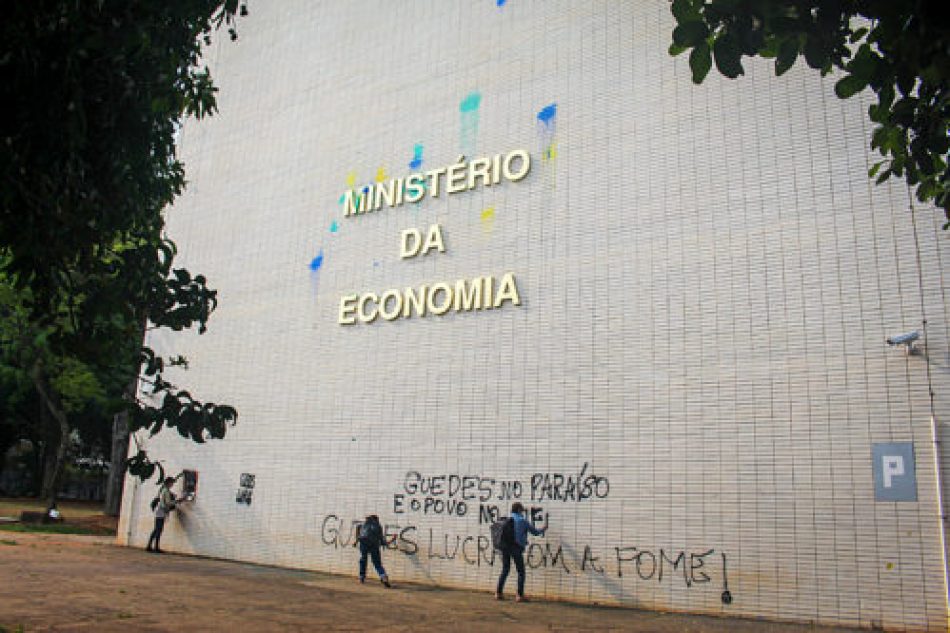 «Guedes se beneficia del hambre»: Ministro de Economía es escrachado por el MST en Brasilia