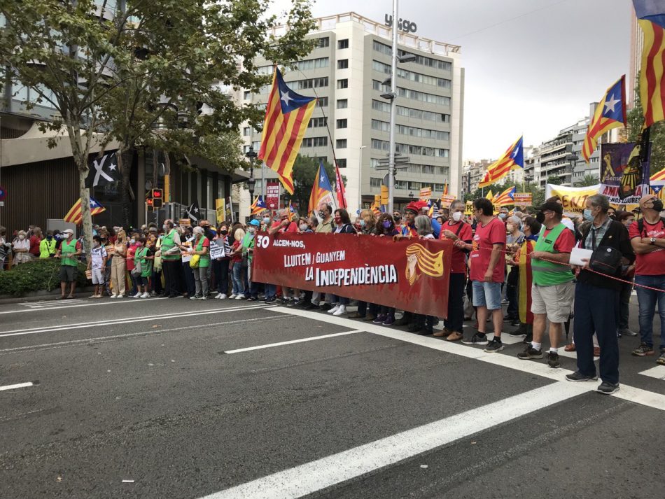 Miles de manifestantes conmemoran en Barcelona el 1-O y la huelga del 3-O