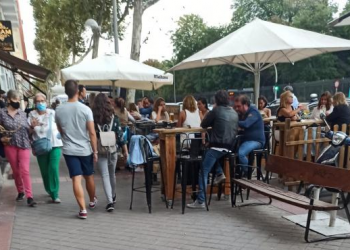 Manifestación vecinal en Retiro por el fin de las terrazas Covid