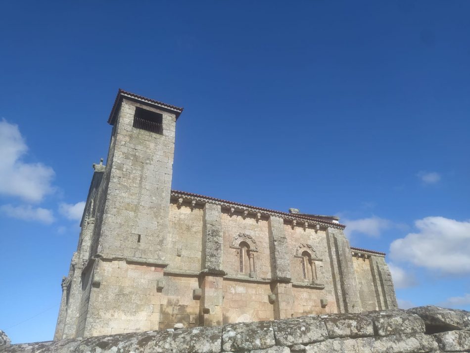 O BNG urxe o goberno da Merca a reparar os danos na escaleira e no muro do adro da igrexa da Mezquita