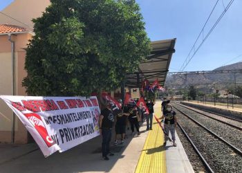 CGT lleva el “ferrocarril moribundo” a la sede del PSOE de Málaga