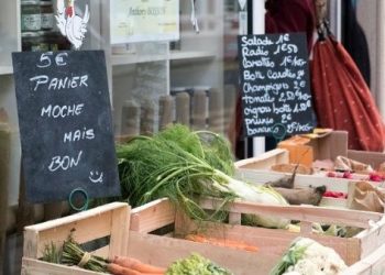 Francia establece reducción del plástico en venta de verduras