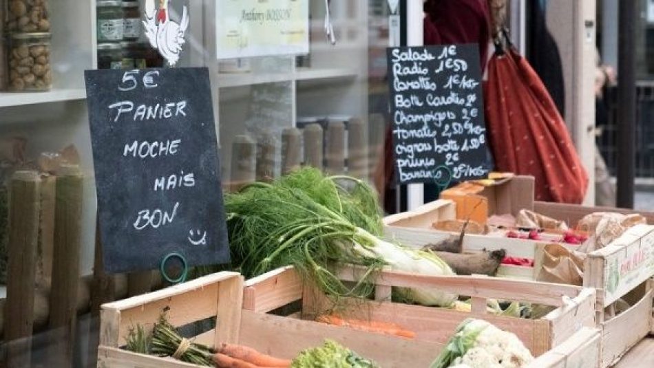 Francia establece reducción del plástico en venta de verduras