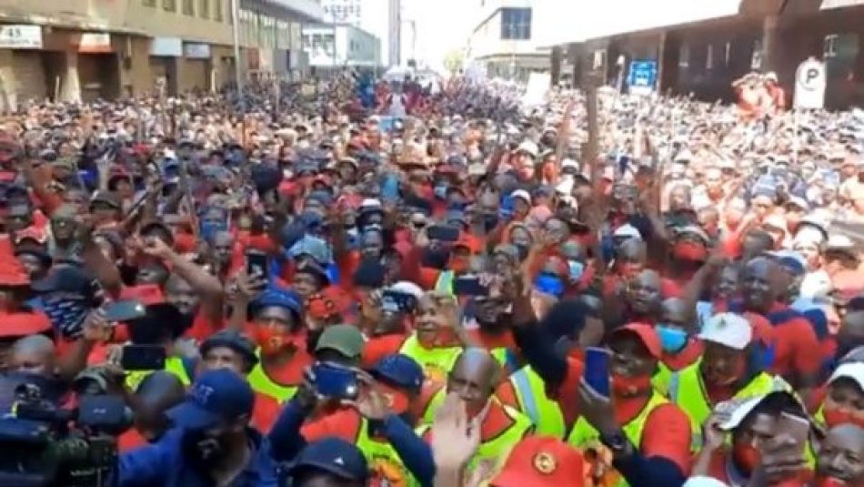 Trabajadores sudafricanos inician huelga indefinida