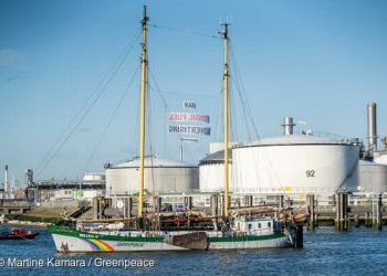 Greenpeace bloquea el puerto de Shell en Rotterdam y lanza una iniciativa ciudadana para prohibir los anuncios de combustibles fósiles