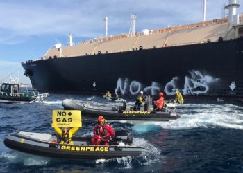 Greenpeace bloquea la entrada de un buque gasero en el puerto de Sagunto para exigir el fin de los combustibles fósiles