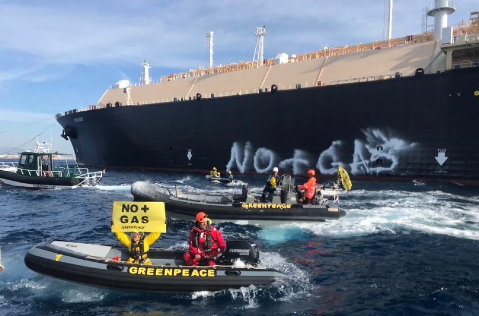 Greenpeace bloquea la entrada de un buque gasero en el puerto de Sagunto para exigir el fin de los combustibles fósiles