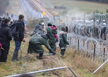 Polonia mueve fichas ante migrantes: Cierra fronteras y llama a OTAN