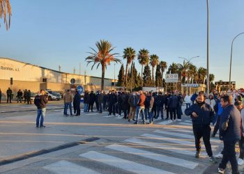 La clase obrera quiere mejoras y un futuro industrial: A la huelga del metal de Cádiz se une la de Alicante, las protestas de Toledo y las movilizaciones del auto y conservas