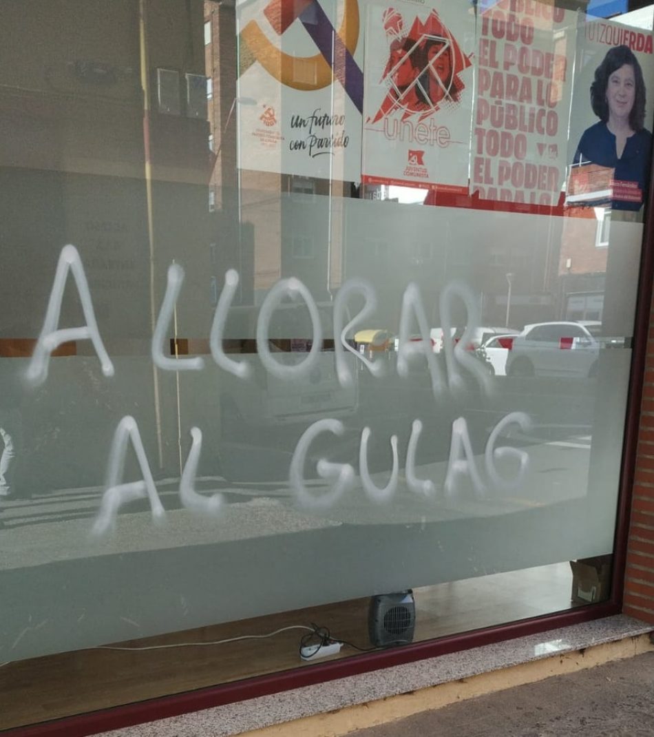 Denuncian la aparición de nuevas pintadas en la sede de IU en San Andrés del Rabanedo