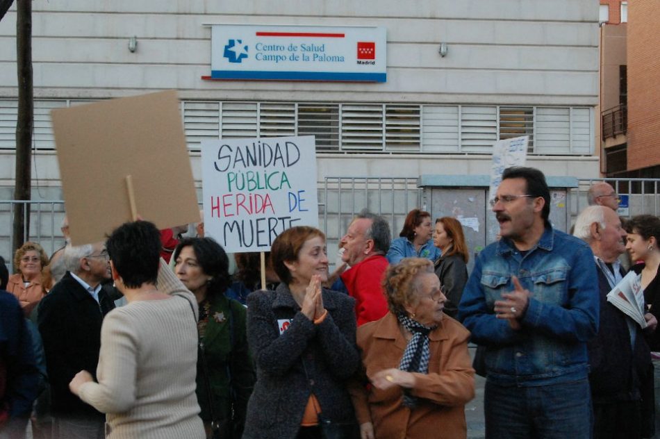 Concentración vecinal ante la situación crítica del Centro de Salud Campo de la Paloma de Vallecas: 16-N