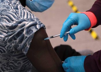 Europa pide una vacuna de refuerzo contra la covid-19 para todos los adultos, con prioridad en mayores de 40