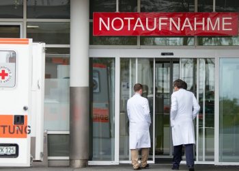 Crece violencia contra médicos y personal sanitario en medio de rebrote de Covid-19 en Alemania